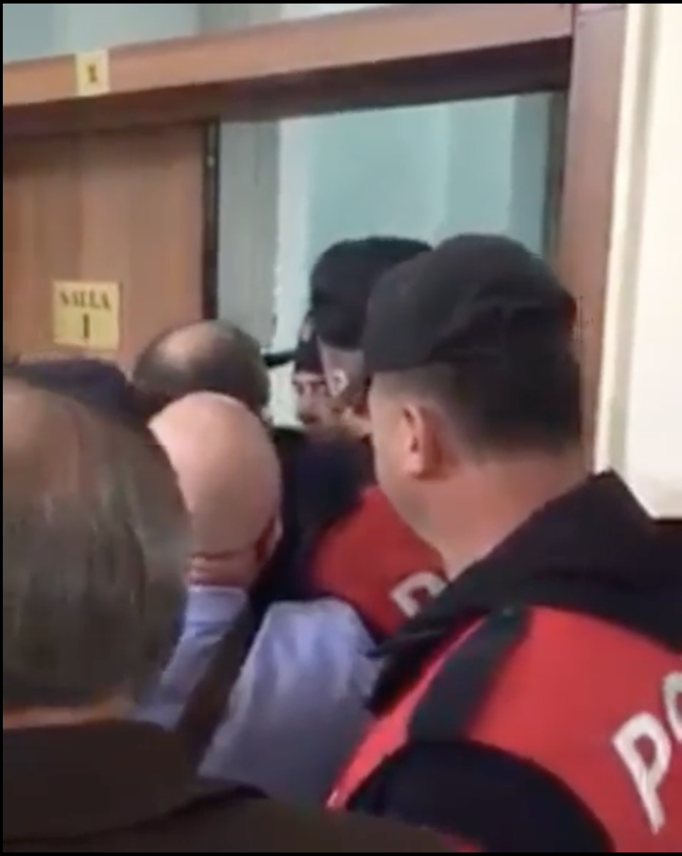 Deputetët e opozitës po krijojnë rrëmujë përpara dyerve të gjykatës, në kohën që po meret vendimi për 23 të arrestuarit nga Kukësi.
