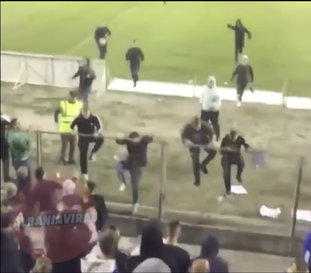 Plas sherri Tiranë - Kukësi.  Tifozët godasin çdo lojtar që u del para