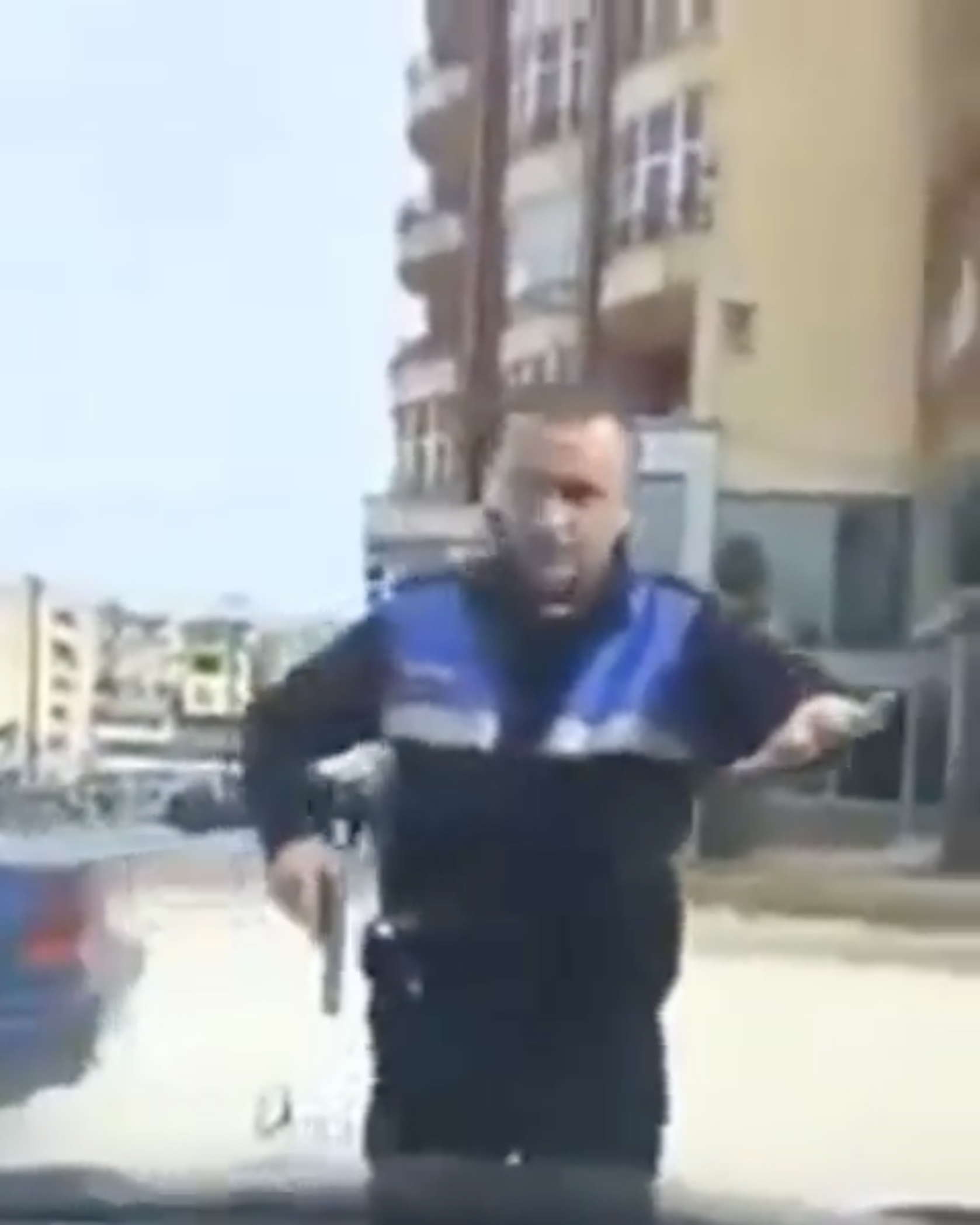 Në qytetin e Pogradecit, polici rrugor i drejton amën qytetarit, për të ndaluar makinën.