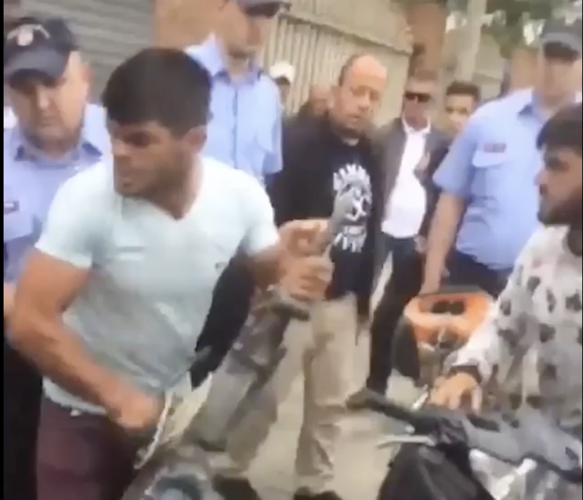 Policia Bashkiake përzë puntorët, që rrinë në kërkim të punës tek ish Dogana Tiranë.
